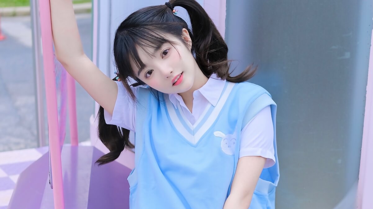 蜜雪冰城向左，名创优品向右